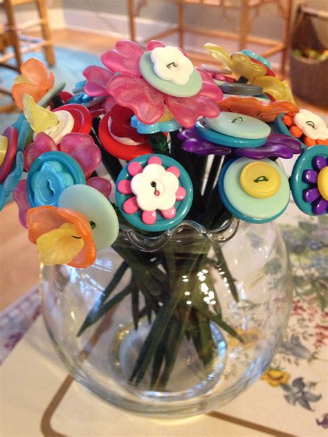 Fun Friday night craft...button flowers :) Great as a closure on a ...