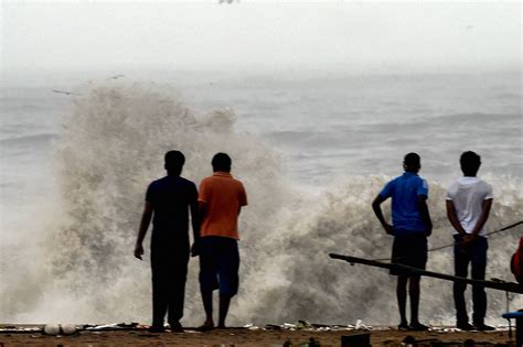 4 Killed In Tamil Nadu As Cyclone Vardah Hits Chennai & Coastal Parts ...