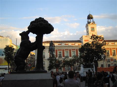 File:Madrid Bear at Puerta del Sol.jpg - Wikimedia Commons