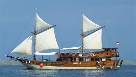 Sewa Kapal Cajoma 3 Phinisi Labuan Bajo, Liveaboard Manis dengan Phinisi Legendaris