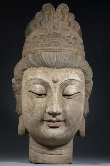 Guanyin Buddha's head carved with wood and camphor wood in the Northern and Southern Dynasties ...