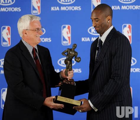 Photo: Kobe Bryant presented MVP Award in Los Angeles - LAP2008050624 ...