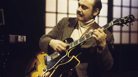 Watch This Rare Clip of Jazz Guitar Genius Joe Pass Playing a Fender ...