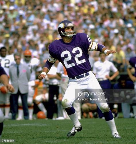 Minnesota Vikings Hall of Fame safety Paul Krause drops back in pass... News Photo - Getty Images