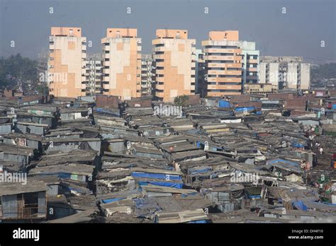 Slums und moderne Gebäude reich und arm in Mankhurd Bombay Mumbai Maharashtra India Asia ...