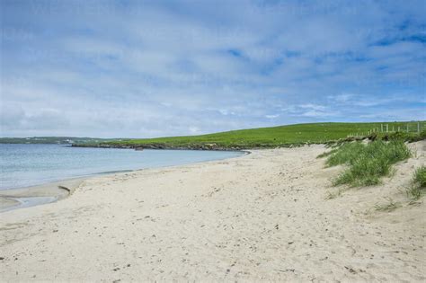 United Kingdom, Scotland, Shetland Islands, sand beach in Levenwick - RUNF00986 - Michael Runkel ...