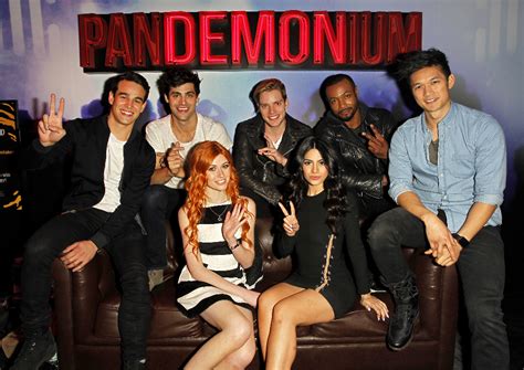 Watch: The Cast of ‘Shadowhunters’ Make Shadow Puppets – TMI Source