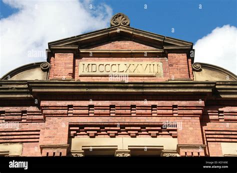 En date du bâtiment 1878 en chiffres romains à Manchester Photo Stock - Alamy