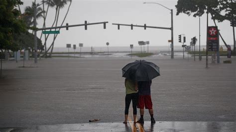 Hawaii sees major flooding as Hurricane Lane weakens - NBC News