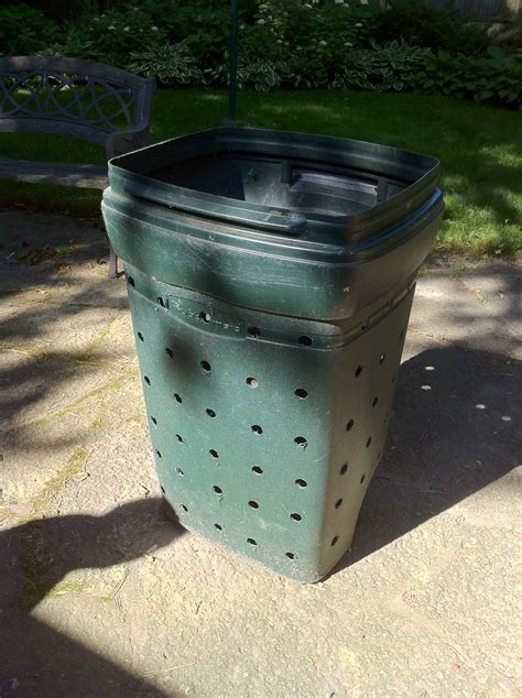 Teresa's Garden Song: Easy Composting Bin from Garbage Can