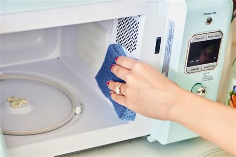 How To Clean a Microwave with Vinegar