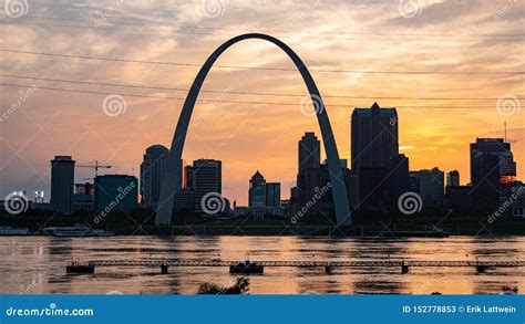 Saint Louis Skyline with Gateway Arch at Sunset - ST. LOUIS, USA - JUNE 19, 2019 Editorial Stock ...