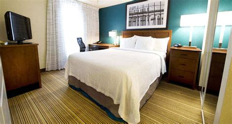 5 Cheap Hotels Near The Toronto Airport - Going Awesome Places