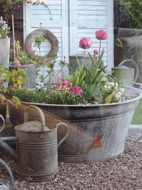 Bepflanzte Zinkwannen verschönern jeden Garten. | Decoration jardin, Déco jardin, Idées jardin