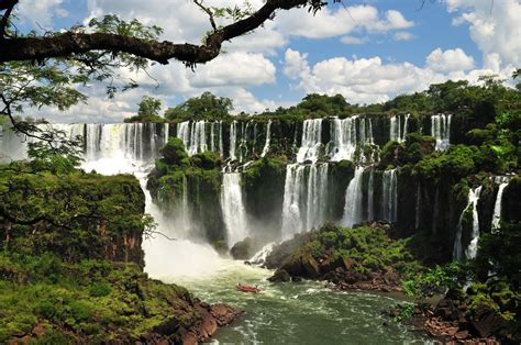 Iguazu Falls, The Stunning Waterfall in Argentina / Brazil - Traveldigg.com