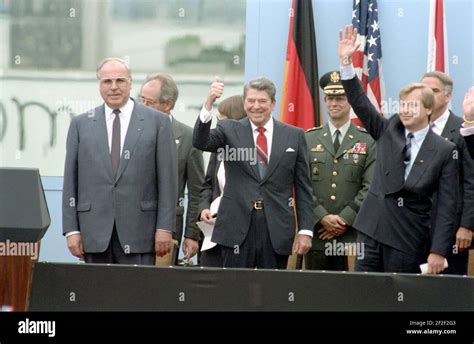 President Ronald Reagan at the Berlin Wall Stock Photo - Alamy