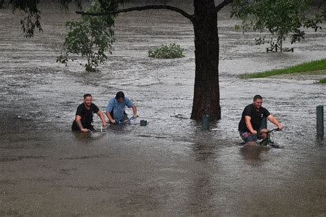 Thousands evacuate as Sydney sees worst floods in decades