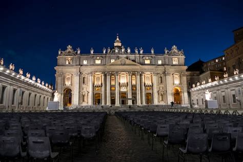 Premium Photo | The basilica of san pietro in vatican at night