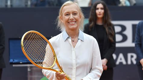 Martina Navratilova: Tennis great tweets that she is ‘all clear’ after cancer treatment | CNN