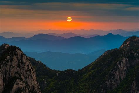 Watch Huangshan Sunrise While Hiking the Yellow Mounatin 2025