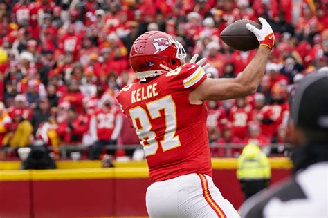 Chiefs TE Travis Kelce addresses sideline helmet throw vs. Raiders