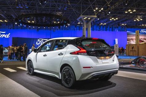 View Photos of the 2023 Nissan Leaf EV