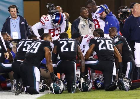 Victor Cruz injury: Giants, Eagles players surround Cruz in prayer (Photo)