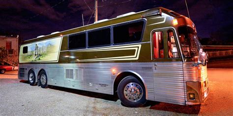 Willie Nelson Tour Bus - Driving Tips From Willie Nelson's Bus