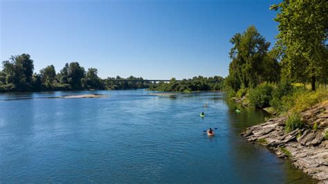 Canoeing the Willamette River Water Trail - Travel Oregon