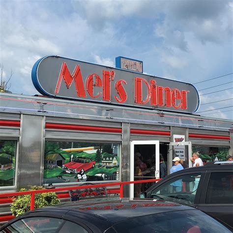 Review of Mel's Classic Diner in Pigeon Forge w/ Photos and More!