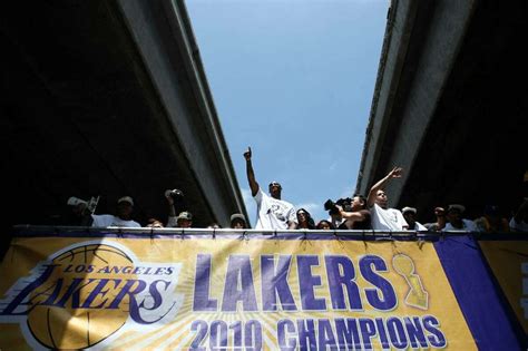 Fans line up for Lakers victory parade