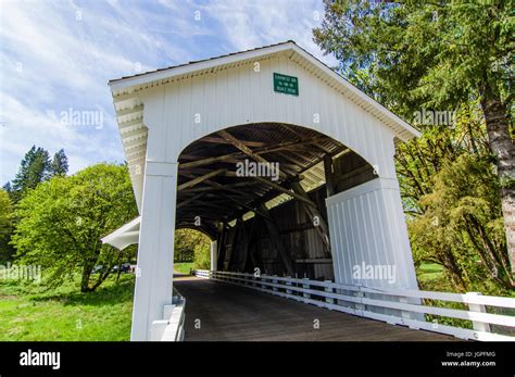 Earnest Covered Bridge crosses the Mohawk River near Marcola, Oregon Stock Photo - Alamy