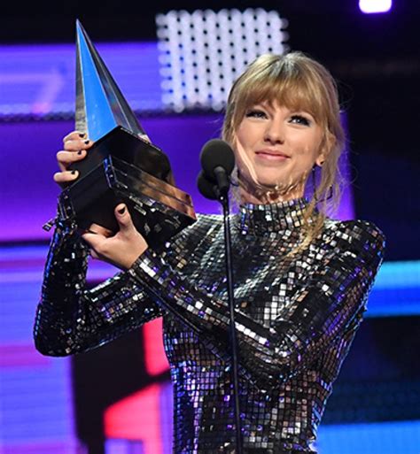 A Complete List of Taylor Swift's Awards - PureWow