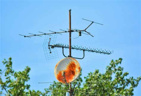 Pokojowa antena do telewizji naziemnej - czy to ma sens? Podpowiadamy, jak oglądać TVP 4K