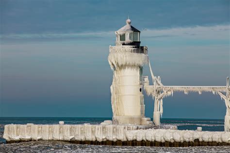 Incredible frozen lighthouses on Lake Michigan – in pictures (With images) | Lake michigan ...