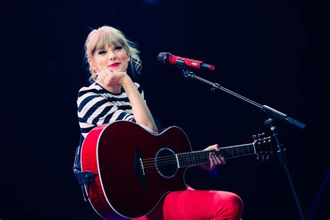 Taylor Swift Guitar Wallpapers - Wallpaper Cave