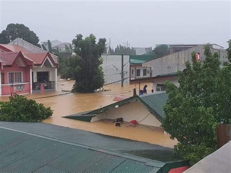 Marikina Residents Seek Help as Flood Water Rises Due To Typhoon Ulysses