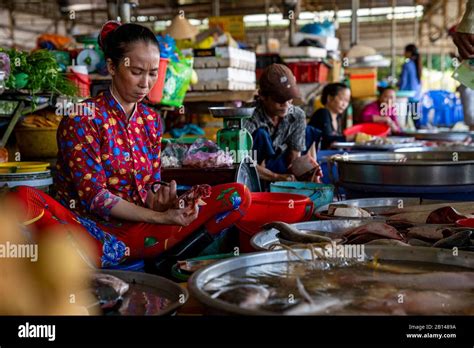 Weekly market in Can Tho, Vietnam Stock Photo - Alamy