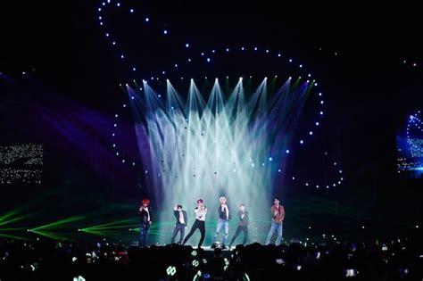 EXO concert: Idols, fans complete concert together