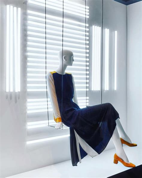 Pin by VIU - Visual Identidade Única on Store Windows | Mannequin ...