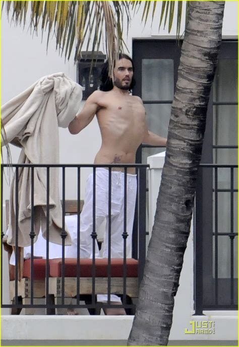 Russell Brand: Shirtless Meditation in Miami Beach!: Photo 2552245 ...