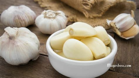 6 Reasons to Eat a Garlic Clove a Day