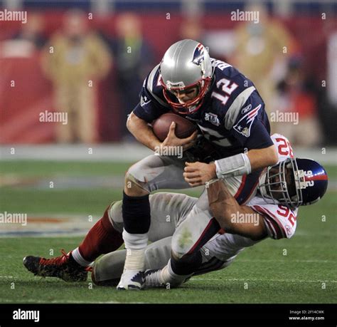 Michael Strahan sacks Tom Brady in the 4th quarter of the superbowl (Newsday / Thomas A. Ferrara ...