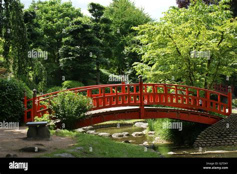 garden bridge japanese Stock Photo - Alamy