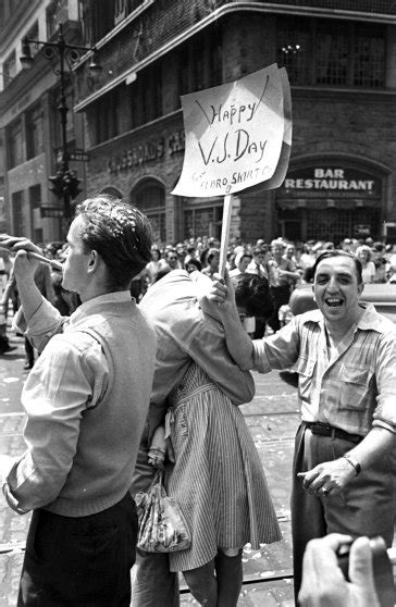 V-J Day Kiss in Times Square: Go Behind the Lens of That Famous Photo | Time.com