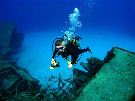 Diver photographing a Sunken Shipwreck | Malaysia Scuba Diving Association