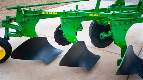 John Deere 555h Three-Bottom Plow | F133 | Davenport 2019