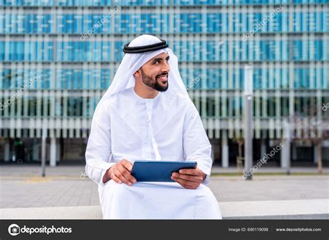 Arab Middle Eastern Man Wearing Emirati Kandora Traditional Clothing ...