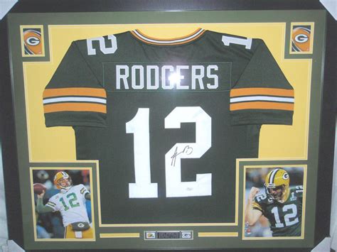 √ Aaron Rodgers Signed Photo