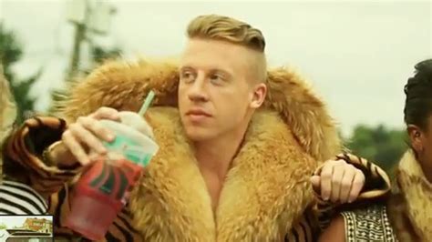 MACKLEMORE & RYAN LEWIS - THRIFT SHOP FEAT. WANZ (OFFICIAL VIDEO) LYRICS ONLY - YouTube